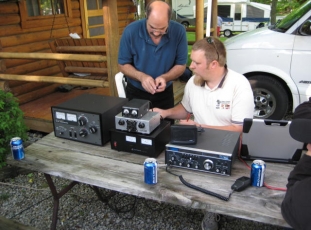 Tom WA9TS and Eric WX9EP wire things up for the big test, we'll be on the air with a great station tonight.