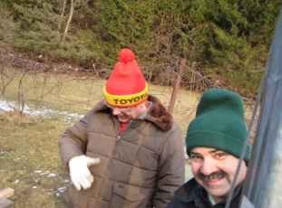 Friends Oscar, K9WKW (left) and Tom, WA9TS help out in the cold.