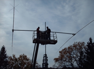 The 2 element 40 meter beam is attached, now for the truss cable.